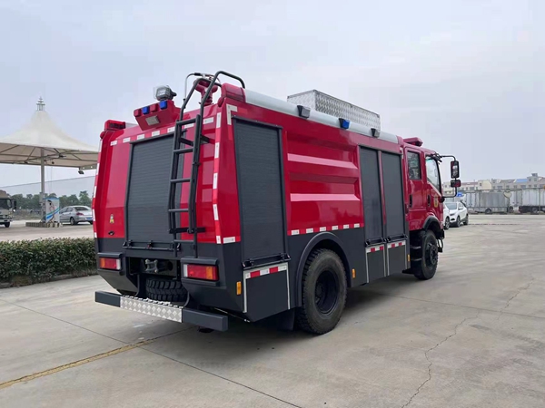 四驅6噸水罐消防車